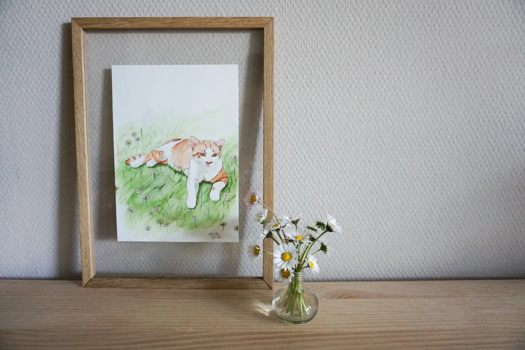 Aquarell einer Katze in einer Blumenwiese, im Holzrahmen